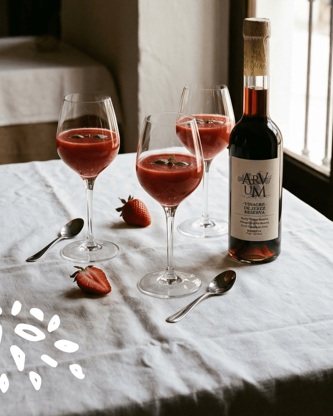 Verrines aux fraises accompagnées d’une bouteille de vinaigre Arvum Reserva