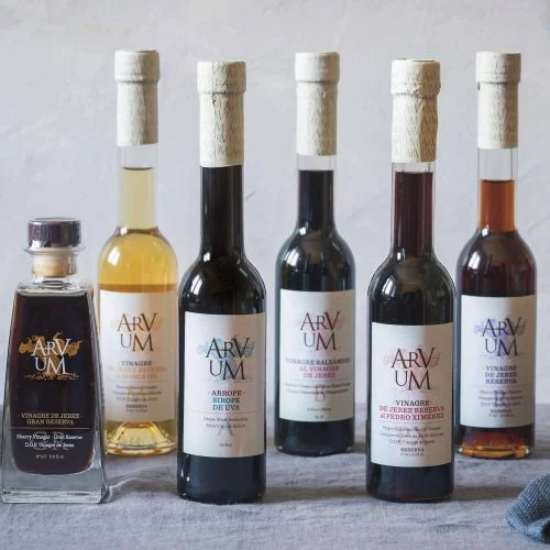 Collection de vinaigres Arvum avec différentes références gastronomiques andalouses