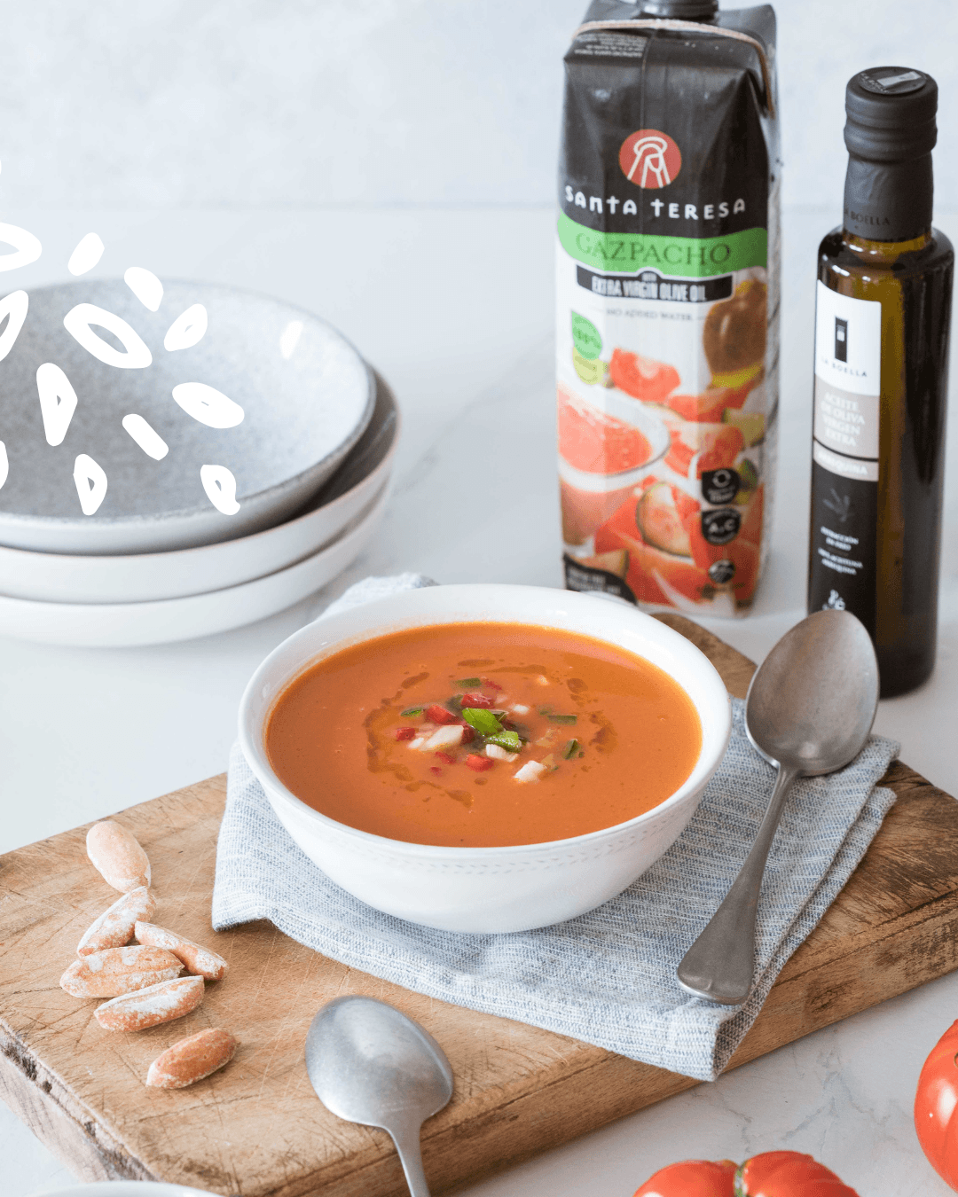 Bol de gaspacho avec légumes frais et bouteille Santa Teresa