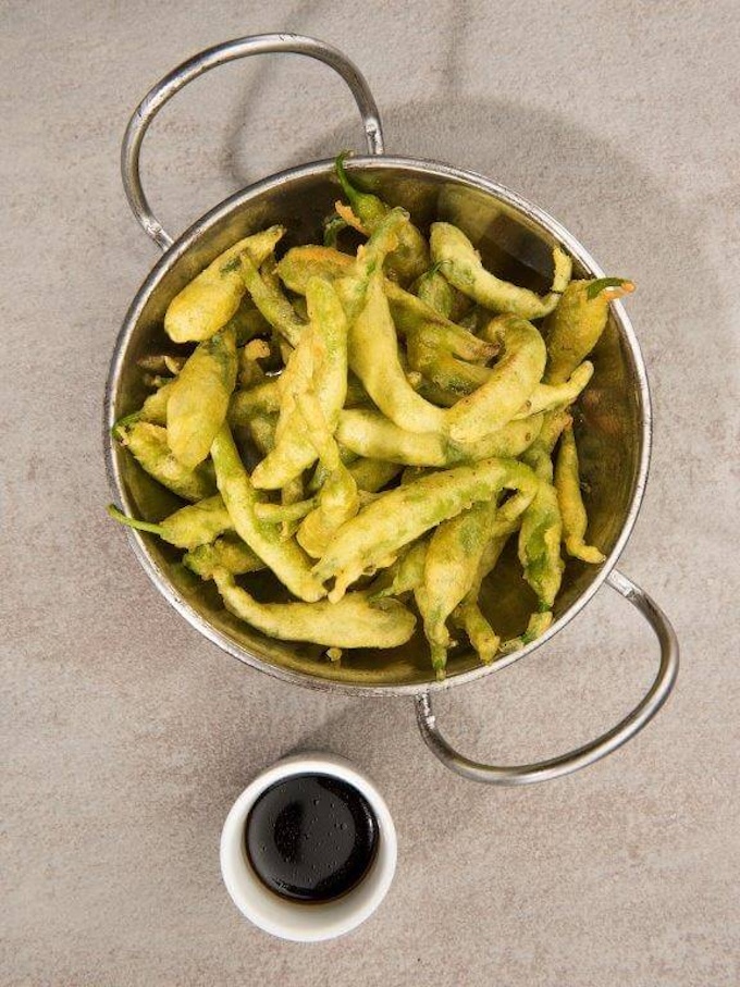 Guindillas en tempura Cofrit croustillantes servies dans un plat avec sauce