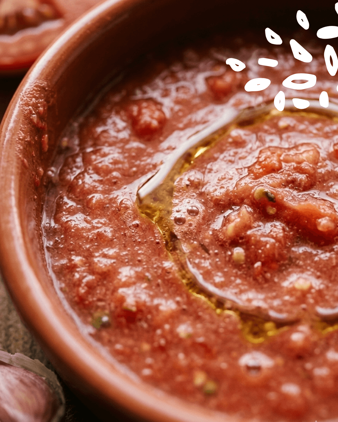 Gros plan sur la texture épaisse du salmorejo à l’huile d’olive