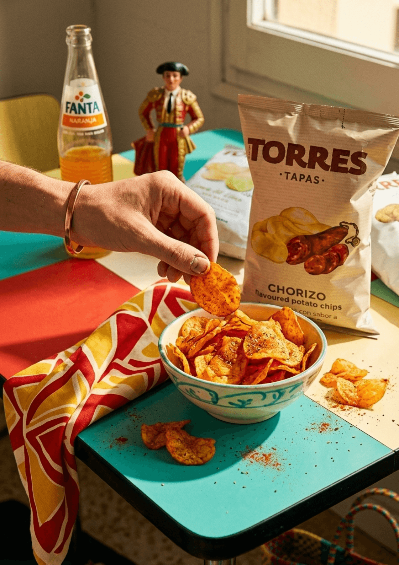 Sachet de chips Torres saveur chorizo avec chips servies en bol