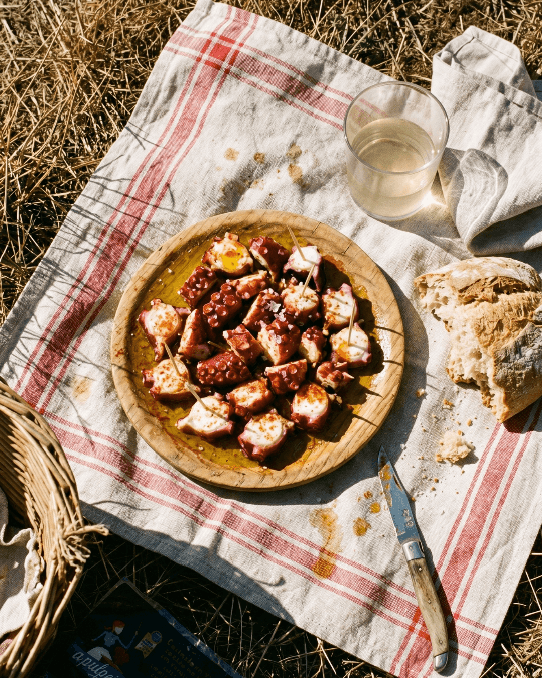 Assiette traditionnelle de pulpo a la gallega avec huile d’olive, pimentón fumé et fleur de sel