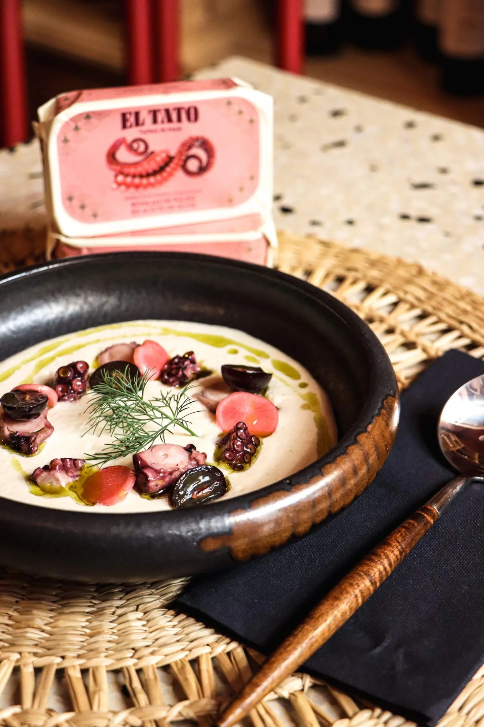 Assiette gastronomique à base de poulpe El Tato, élaborée à partir de conserves artisanales espagnoles.