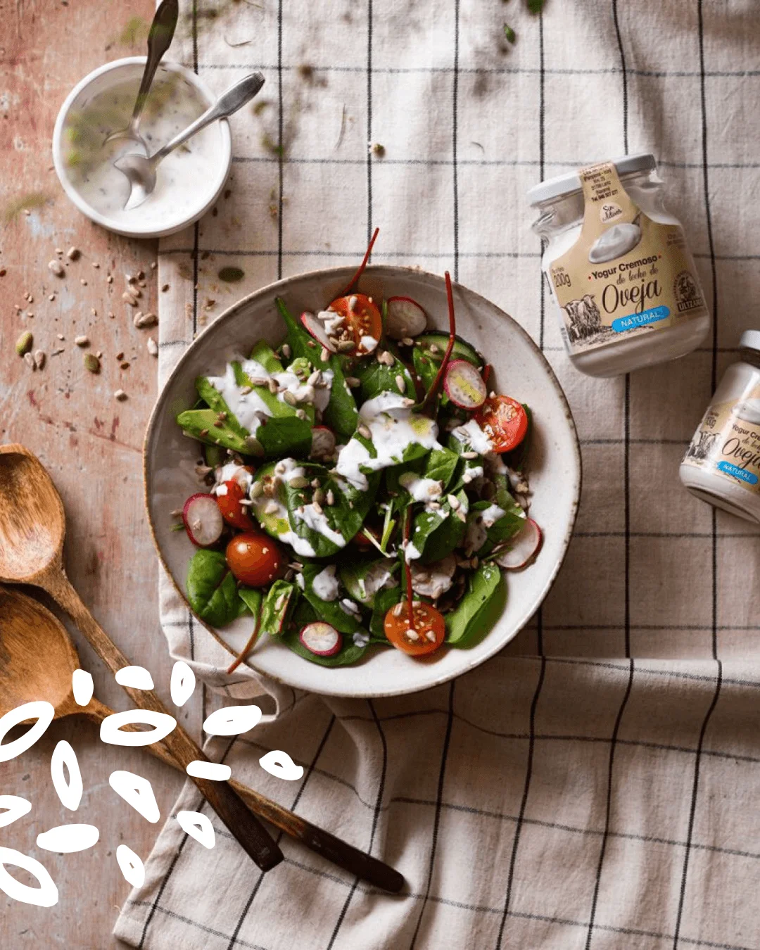 Salade de saison accompagnée d'une sauce au yaourt crémeux au lait de brebis Postres Ultzama