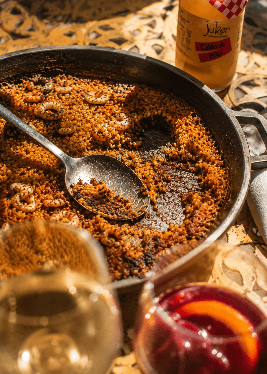 Cuillère servant une paella traditionnelle avec son socarrat