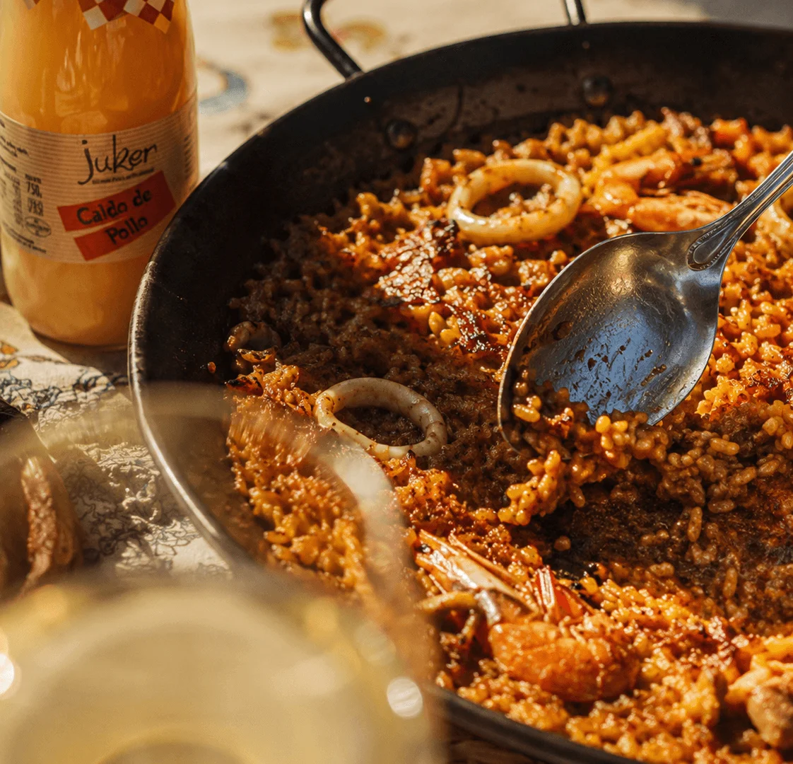 Socarrat croustillant au fond d'une paella traditionnelle espagnole