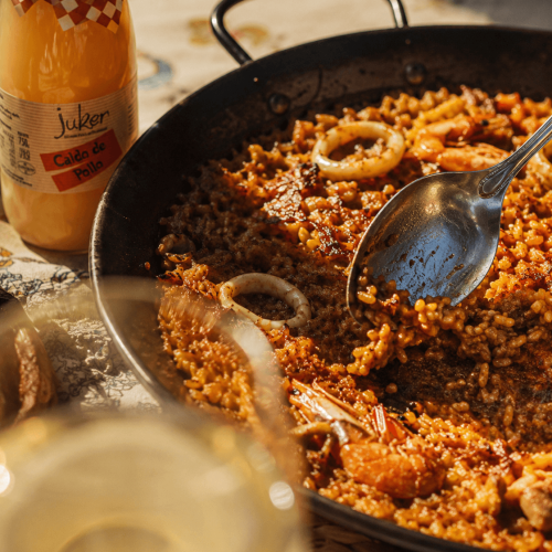 Socarrat croustillant au fond d'une paella traditionnelle espagnole