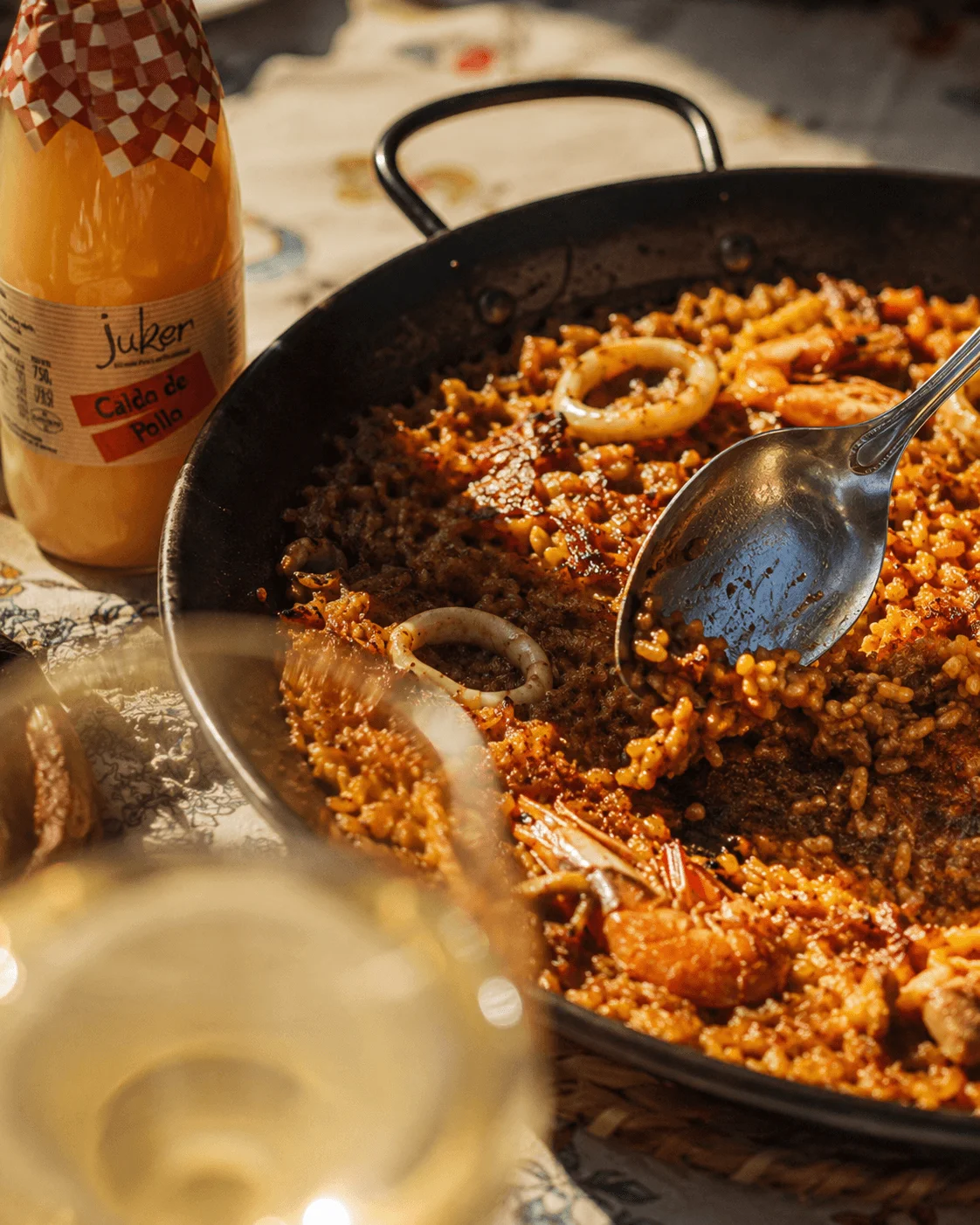 Socarrat croustillant au fond d'une paella traditionnelle espagnole