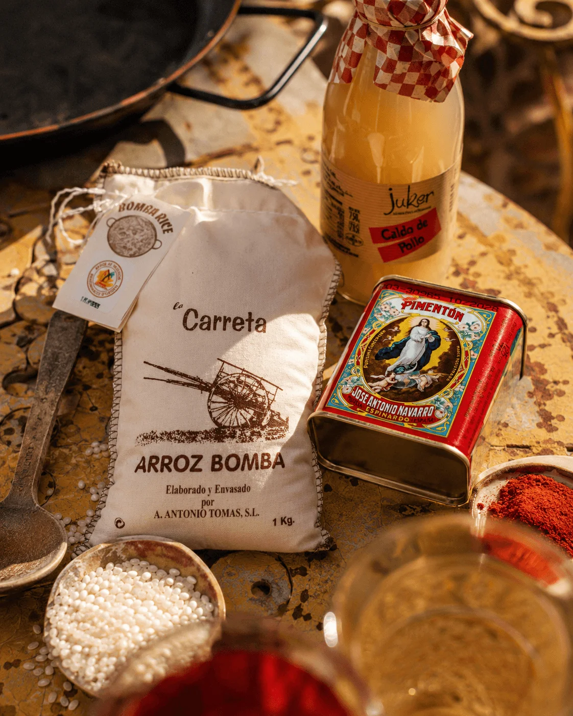 Riz Bomba AOP de Valence, bouillon de poulet naturel et Pimentón de la Vera pour préparer une paella traditionnelle