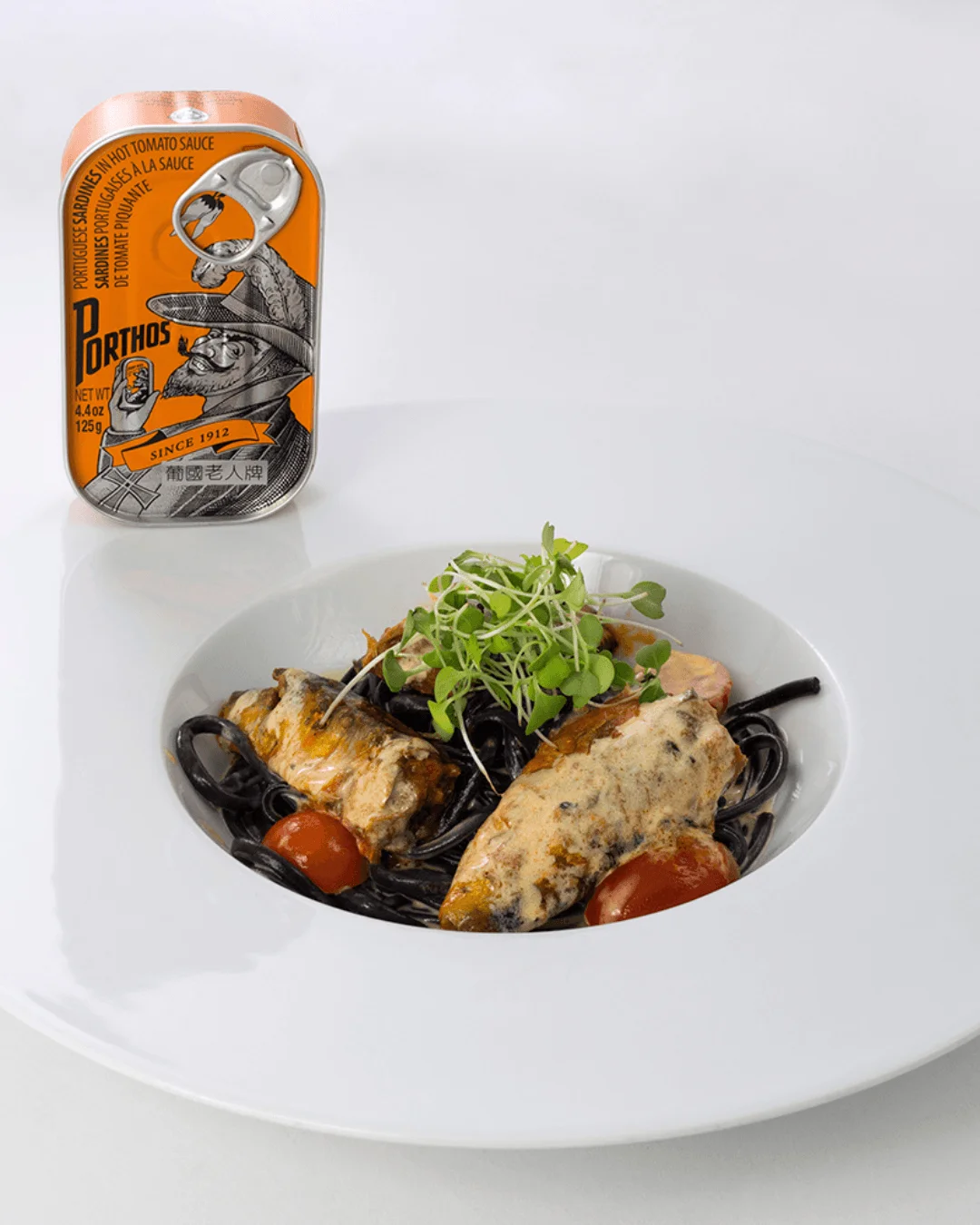 Plat de pâtes aux sardines Porthos à la sauce tomate piquante