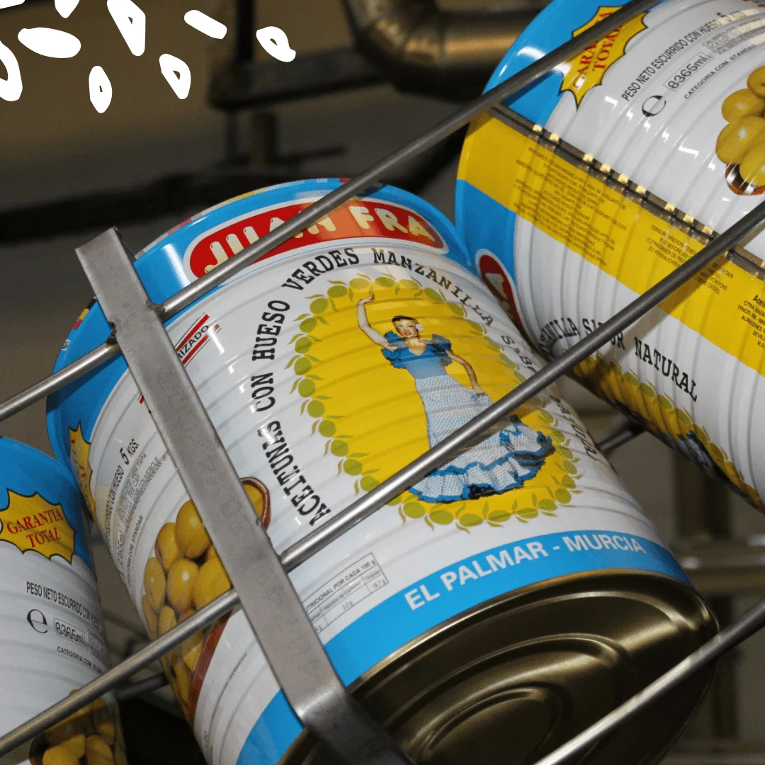 Boîtes de conserve d'olives Manzanilla Juan Fra empilées sur des étagères métalliques dans l'entrepôt d'El Palmar, Murcia